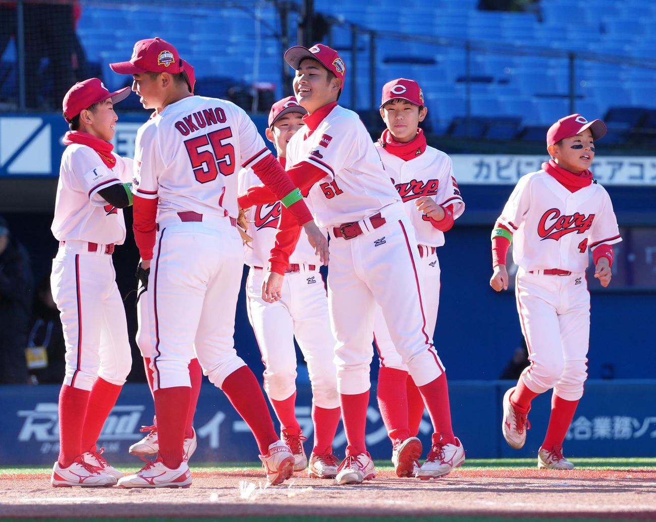 広島ジュニア対くふうハヤテジュニア　くふうハヤテジュニアに勝利し、喜ぶ広島ジュニア（撮影・足立雅史）