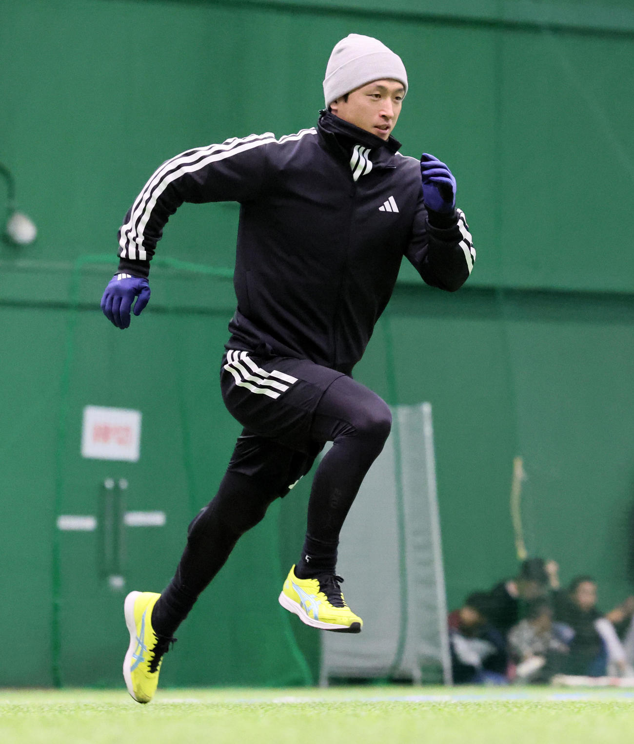 自主トレを公開しランニングする阪神近本（撮影・加藤哉）