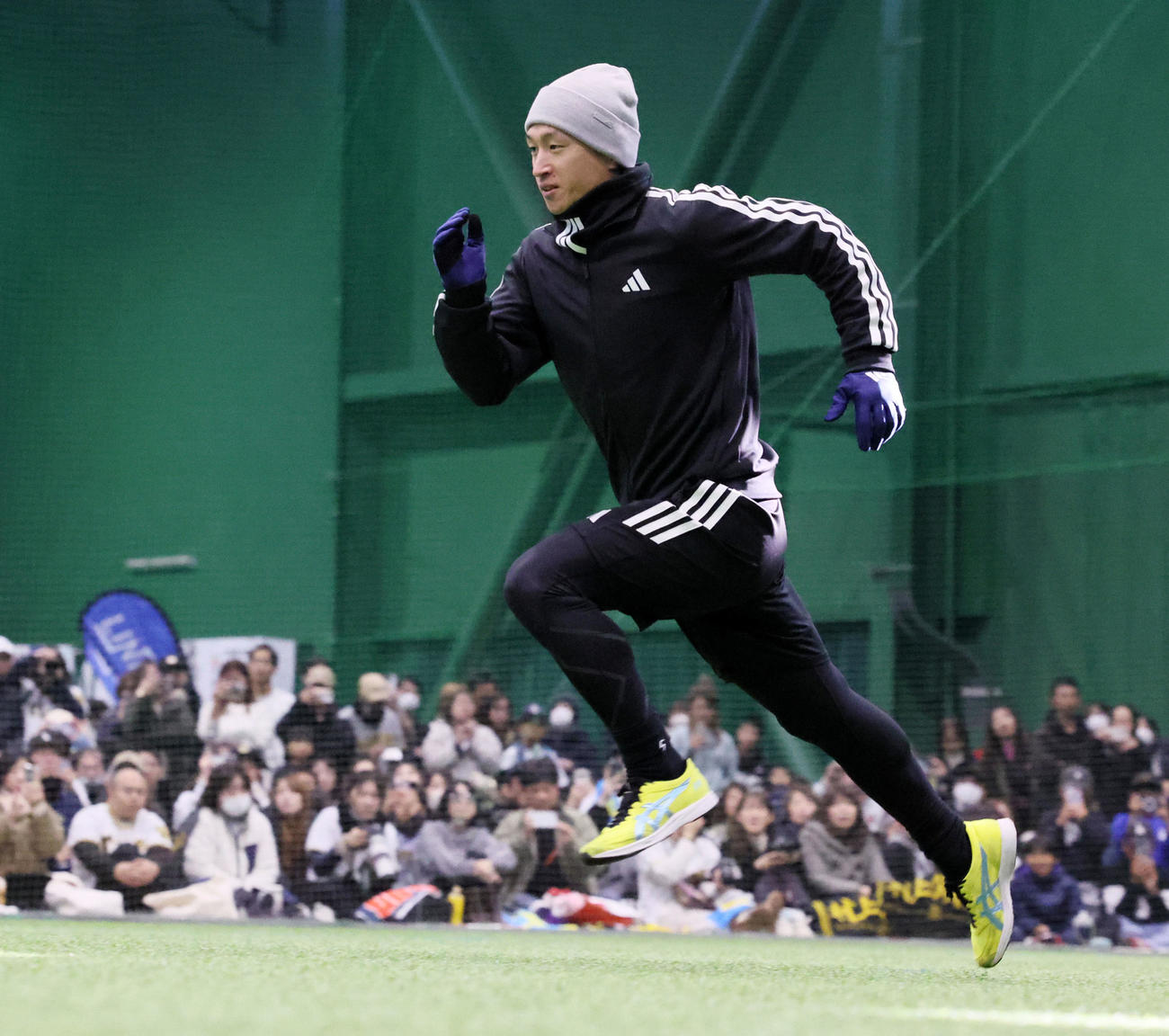 自主トレを公開しランニングする阪神近本（撮影・加藤哉）
