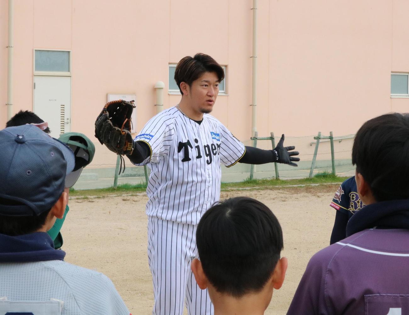 阪神岩貞が野球教室で身振り手振りを使って指導する（撮影・林亮佑）