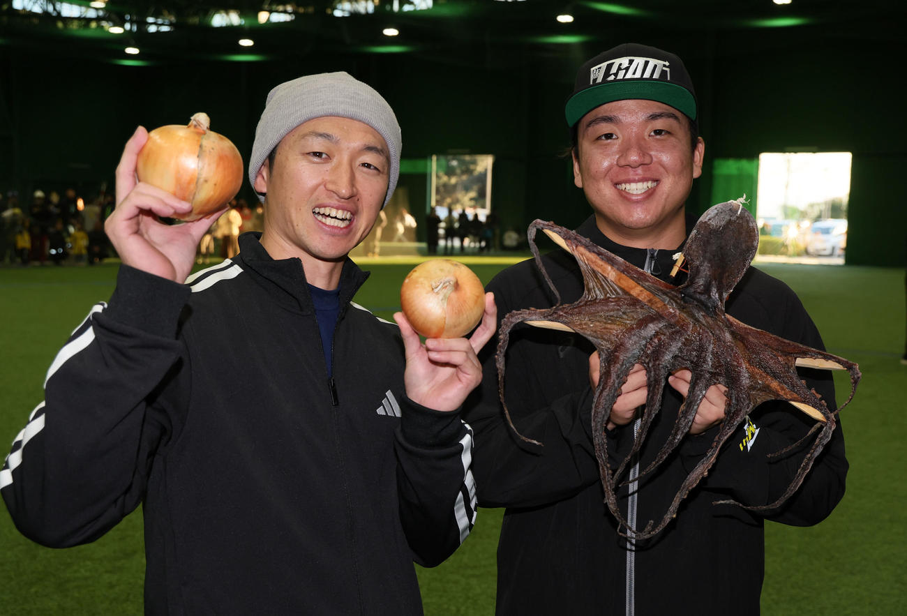 地元淡路島で自主トレを公開した阪神近本（左）と村上は名産のたまねぎと干タコを手にポーズを決める（撮影・加藤哉）