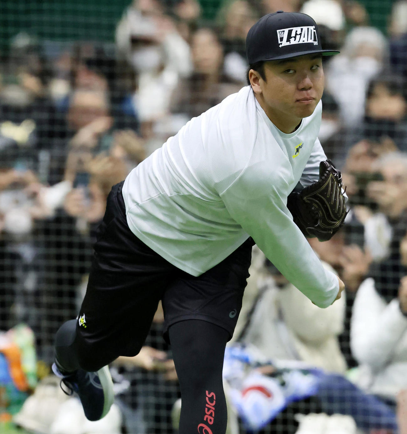 地元淡路島で自主トレを公開しキャッチボールする阪神村上（撮影・加藤哉）