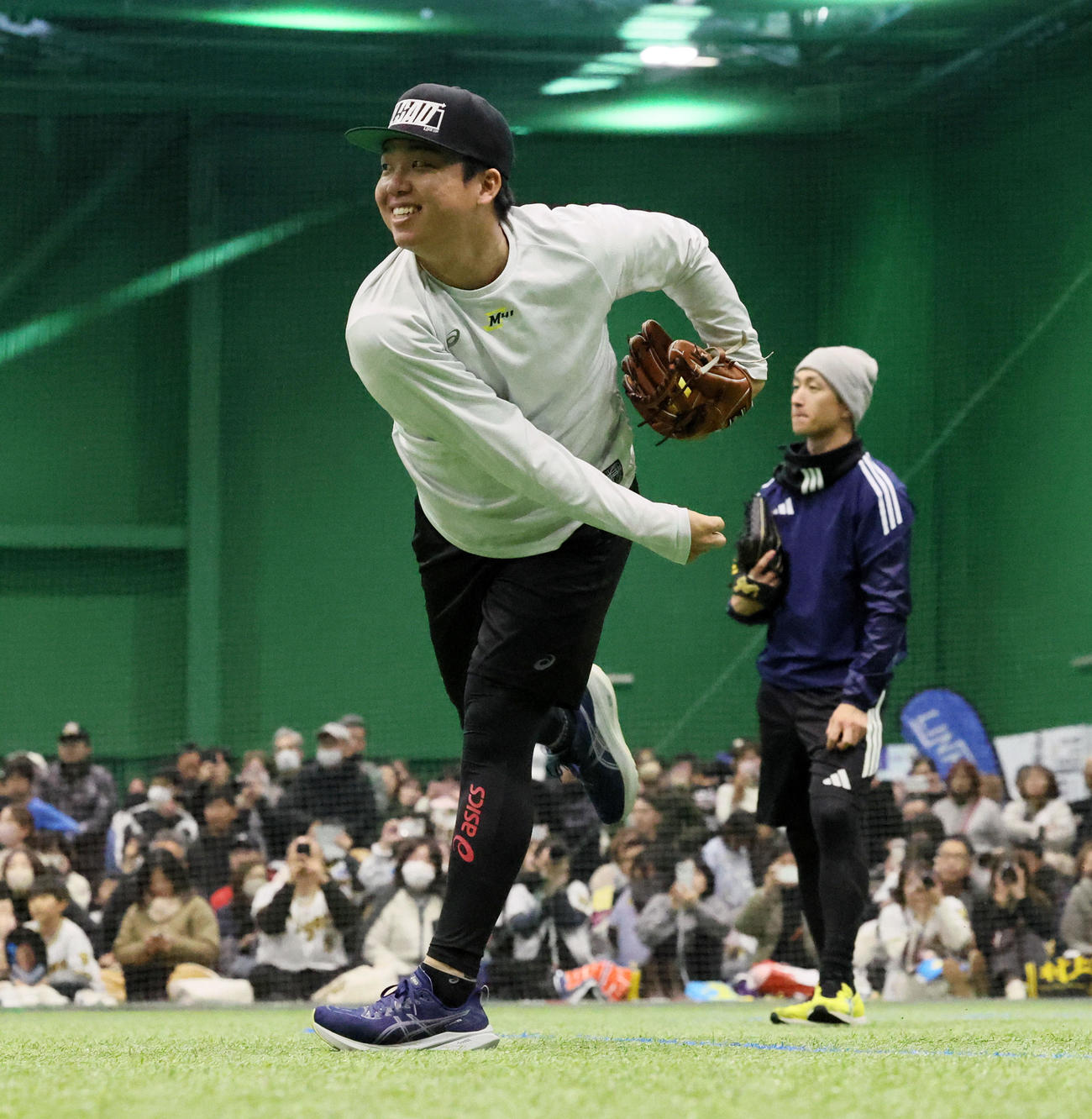 近本（右）とともに自主トレを公開しキャッチボールする阪神村上（撮影・加藤哉）