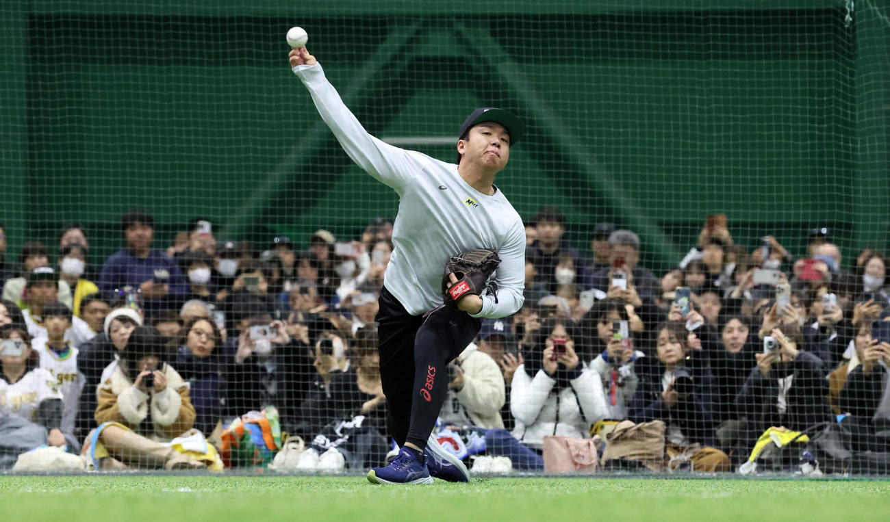 地元淡路島で自主トレを公開しキャッチボールする阪神村上（撮影・加藤哉）