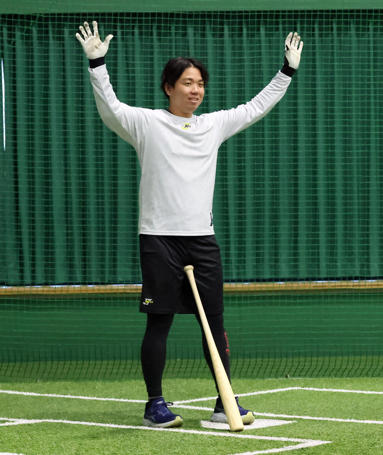 自主トレを公開し打席で素振りした阪神村上は両手を広げる（撮影・加藤哉）