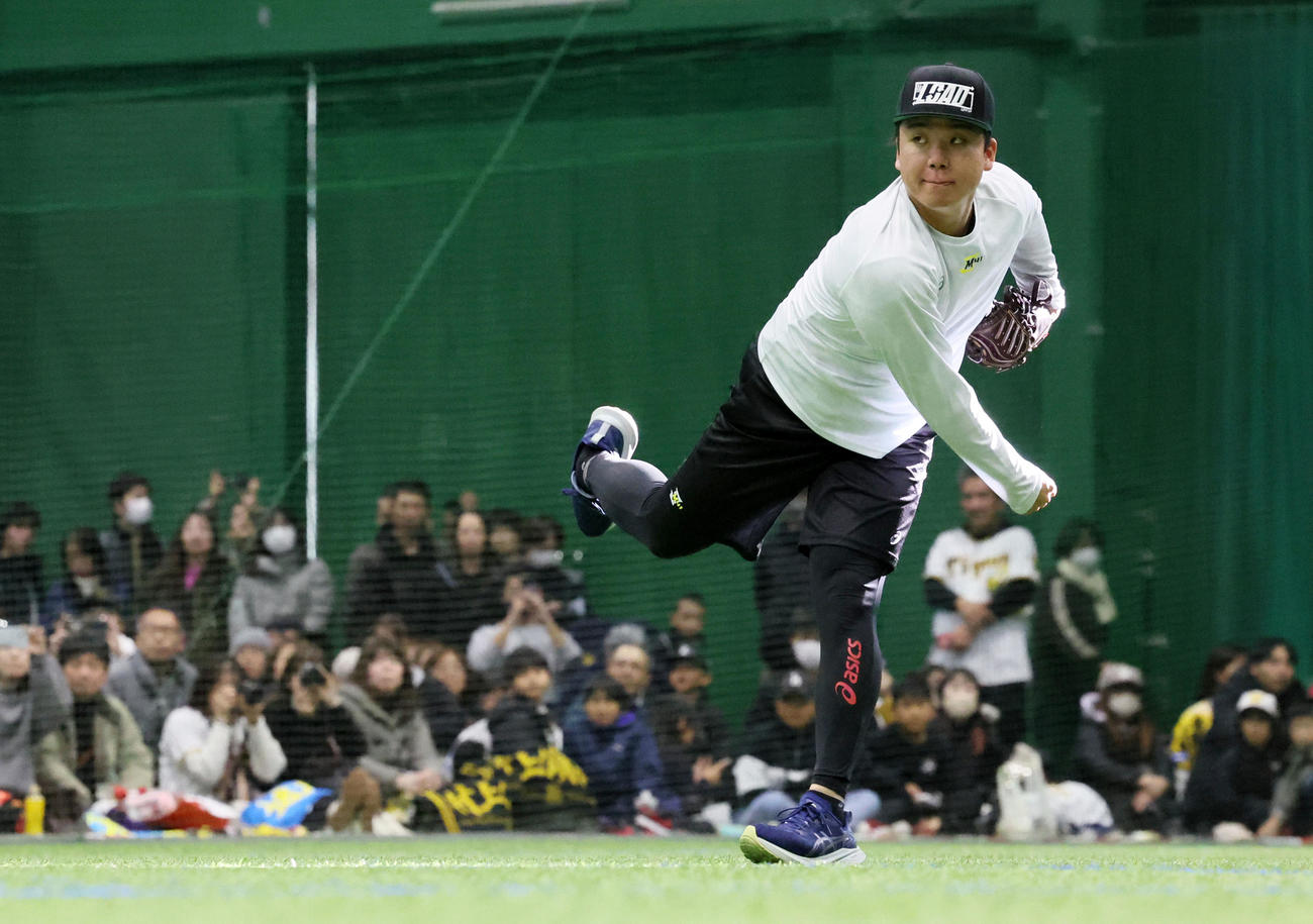 近本とともに自主トレを公開しキャッチボールする阪神村上（撮影・加藤哉）