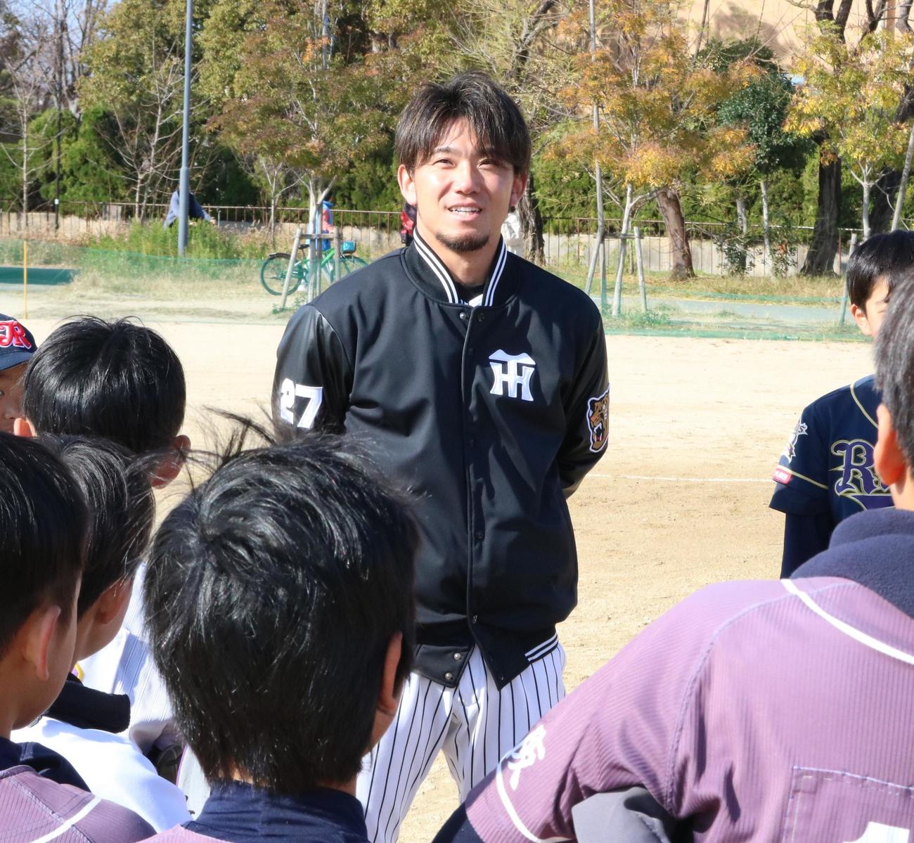 阪神伊藤将が野球教室で子どもの質問に答える（撮影・林亮佑）