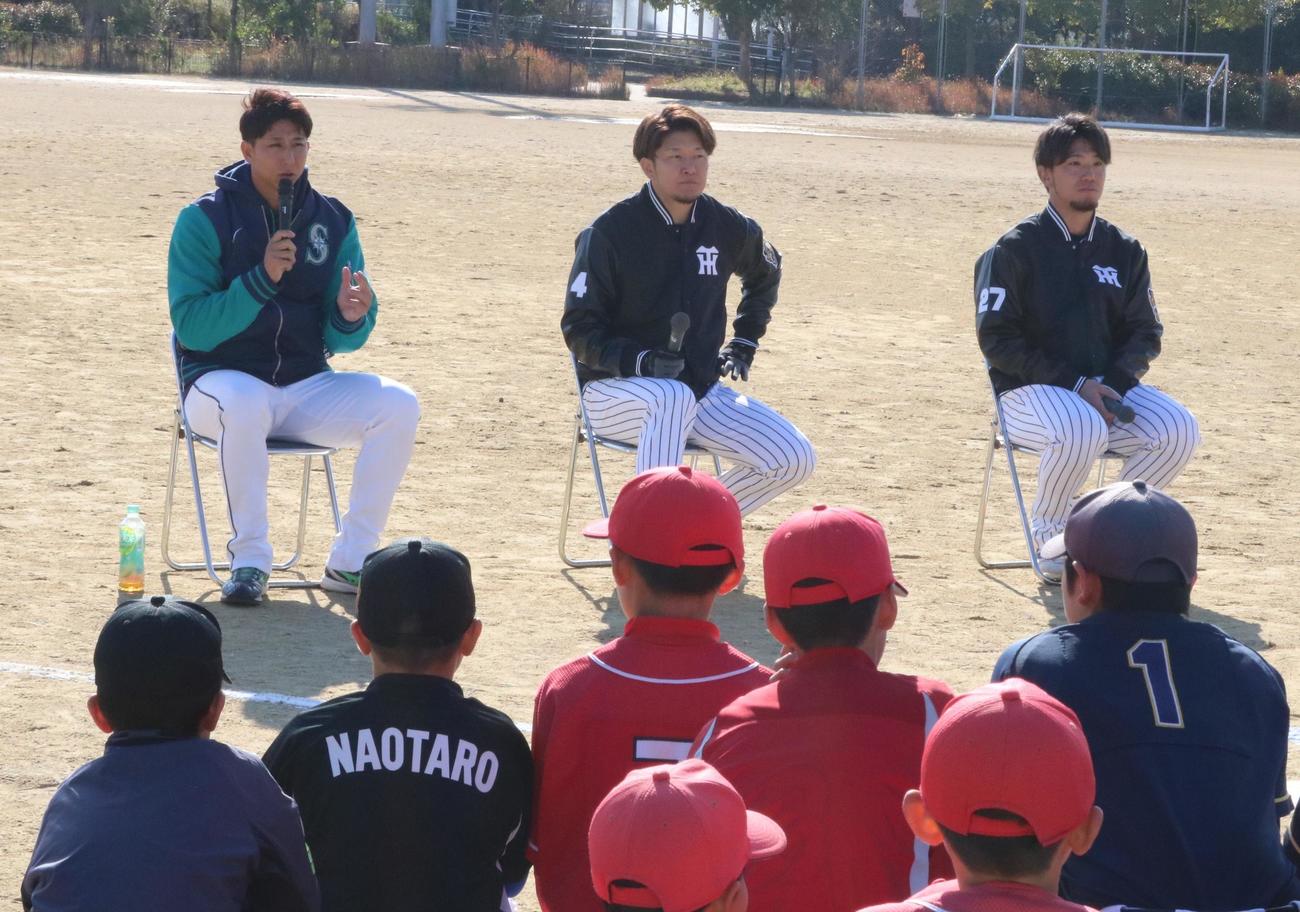 野球教室で質疑応答に答える講師。左からマリナーズ福田特任コーチ兼コンサルタント、阪神岩貞、阪神伊藤将（撮影・林亮佑）