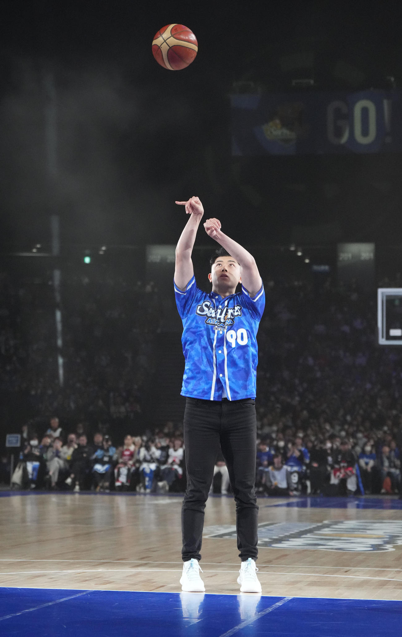 Bリーグ三河対東京の試合前、始球式のフリースローを行う中日の松山（撮影・森本幸一）