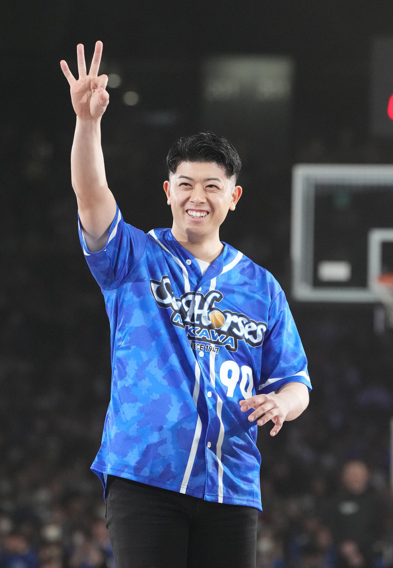 Bリーグ三河対東京の試合前、始球式のフリースローを決めポーズを決める中日の松山（撮影・森本幸一）