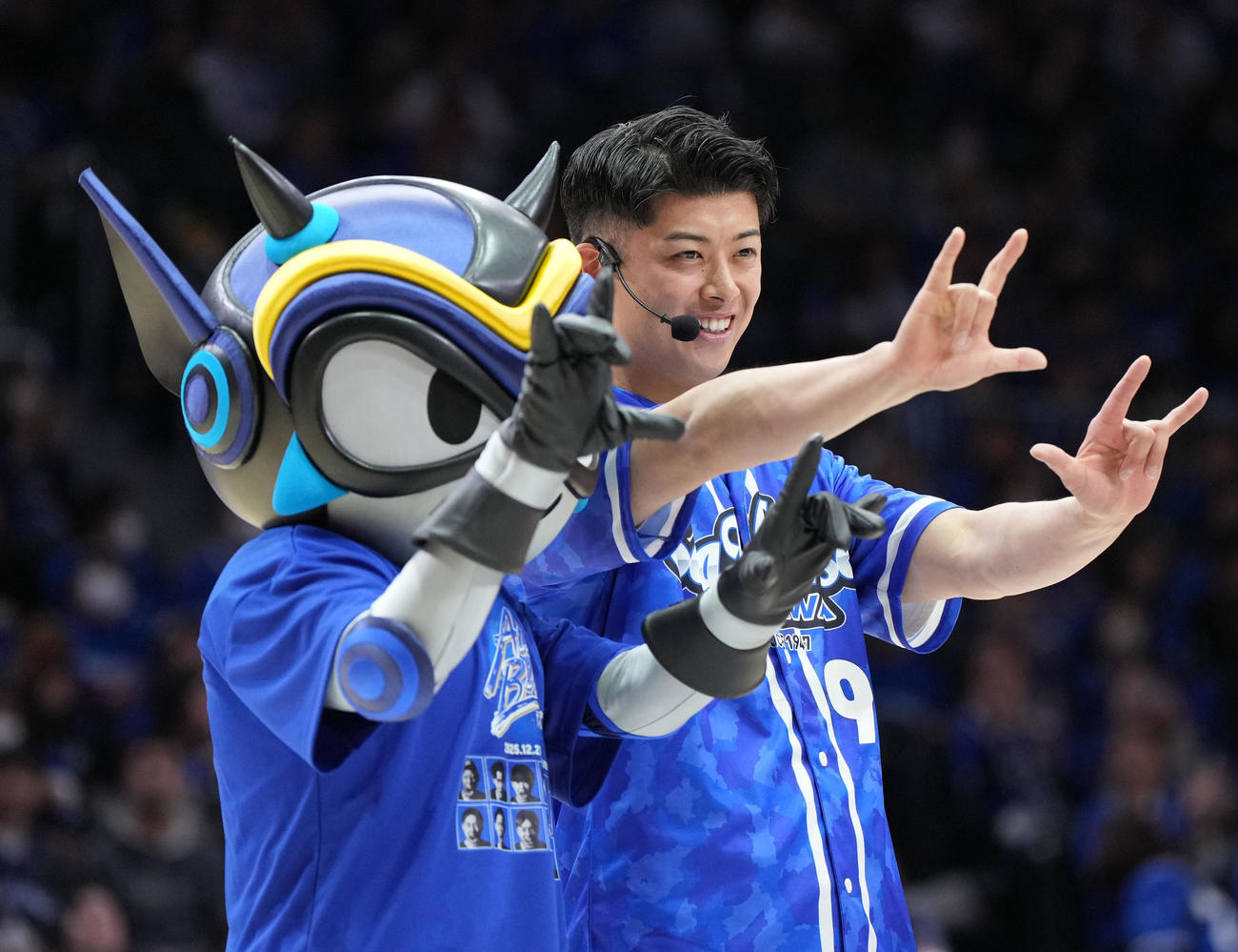 ハーフタイムで三河マスコットのタツヲ（左）と会場を盛り上げポーズを決める松山（撮影・森本幸一）