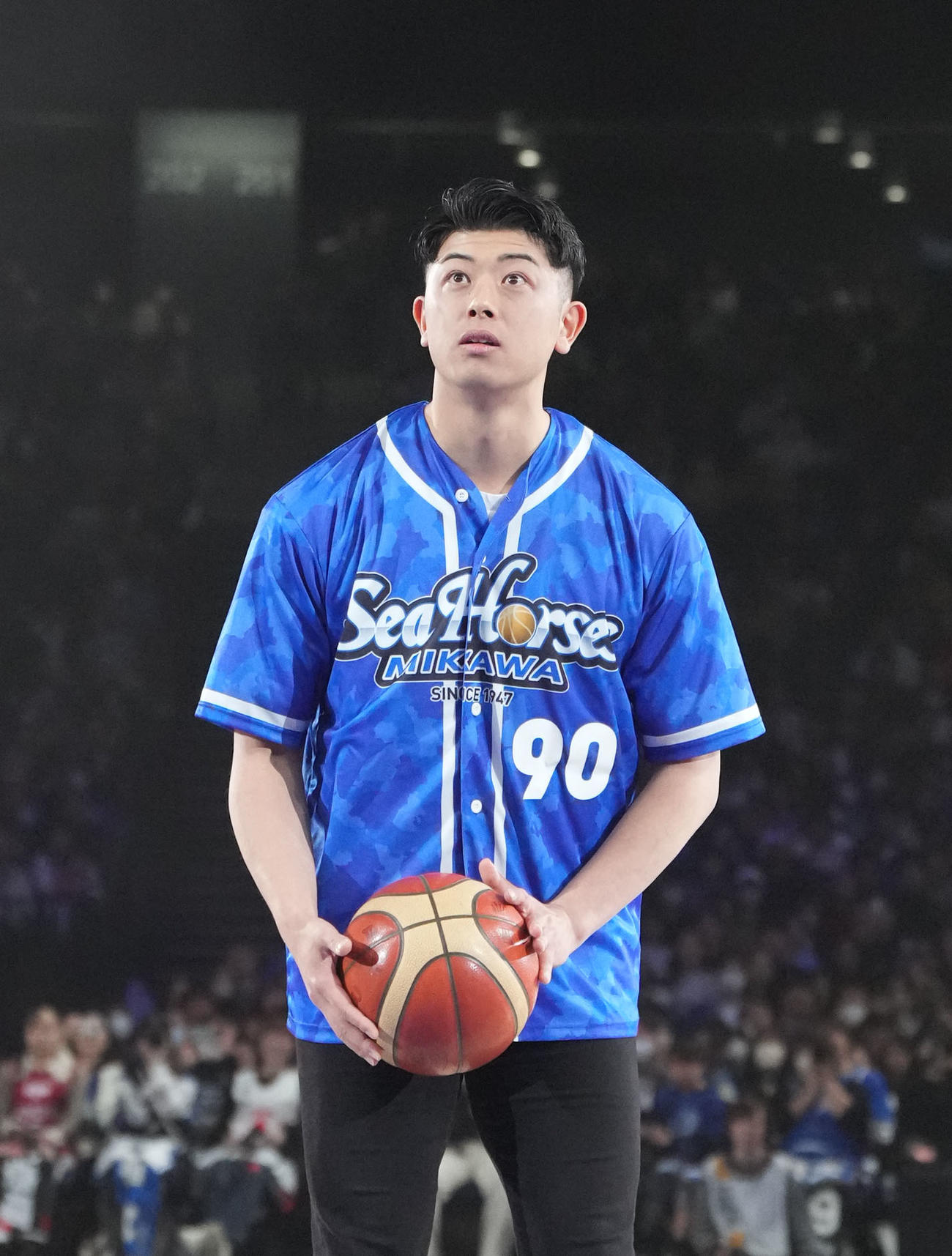 Bリーグ三河対東京の試合前、始球式のフリースローを行う中日の松山（撮影・森本幸一）