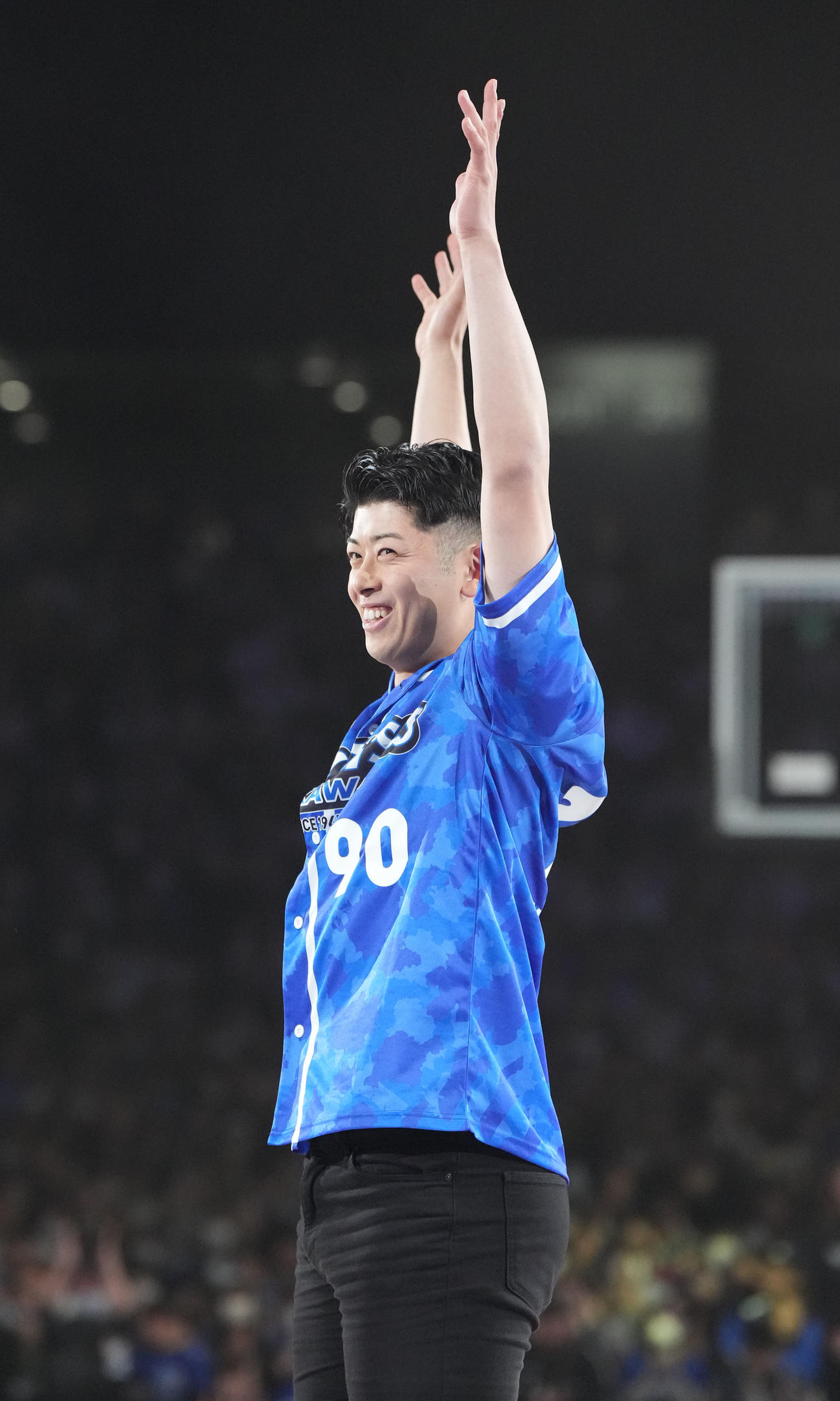 Bリーグ三河対東京の試合前、始球式のフリースローを決め喜ぶ中日の松山（撮影・森本幸一）