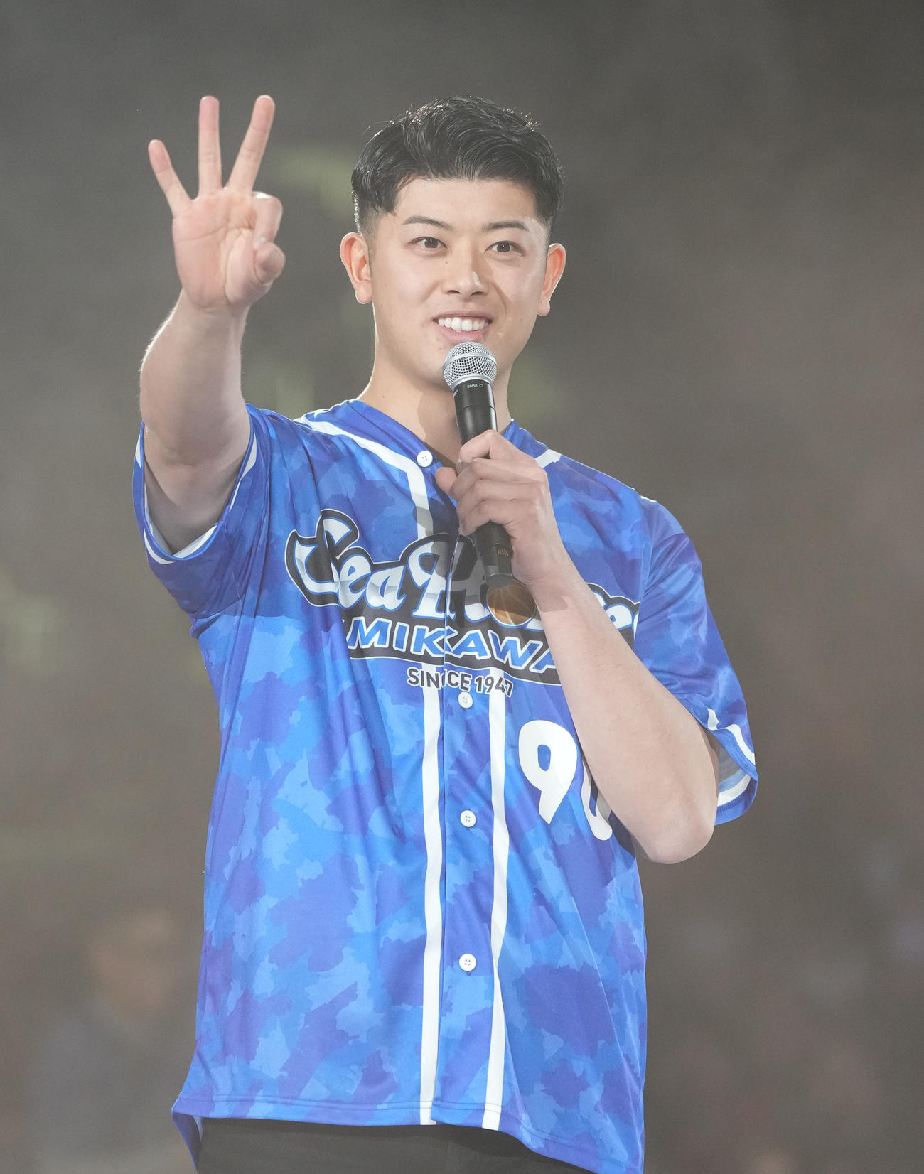 Bリーグ三河対東京の試合前、トークショーに参加し決めポーズをするする中日ドラゴンズの松山（撮影・森本幸一）