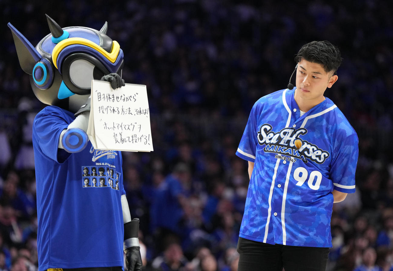 ハーフタイムで三河マスコットのタツヲ（左）と会場を盛り上げる松山（撮影・森本幸一）