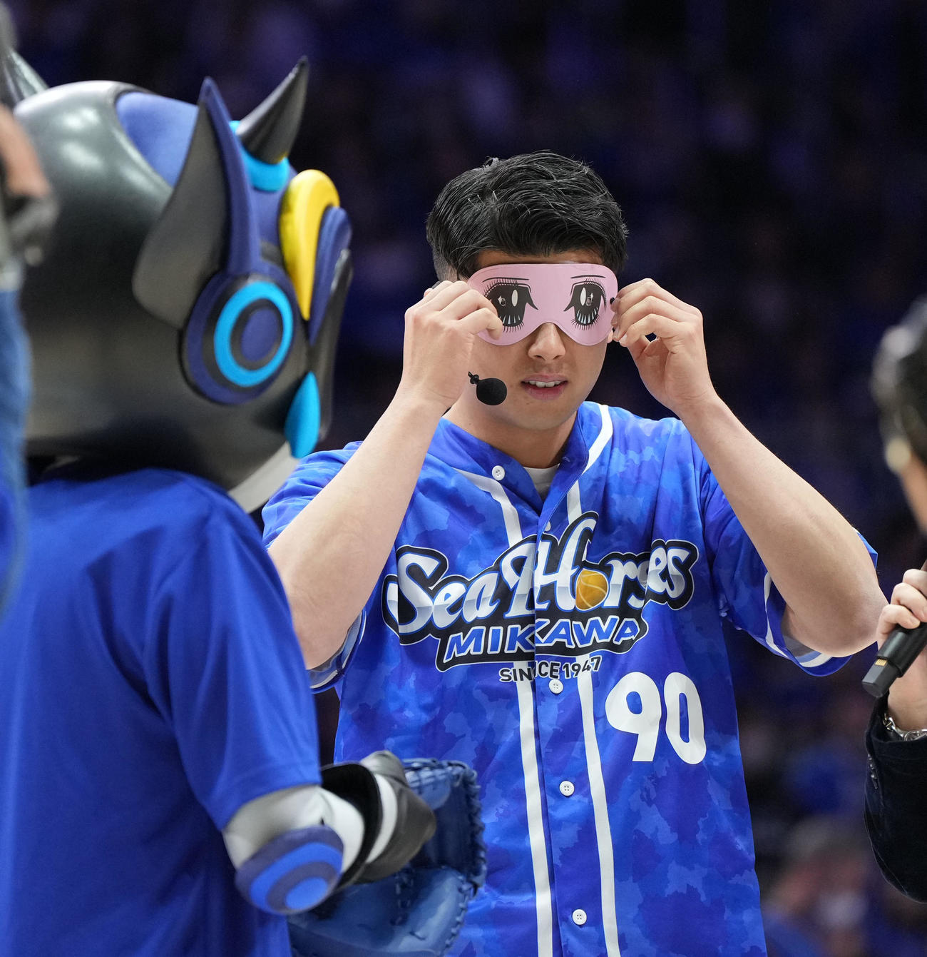 ハーフタイムで三河マスコットのタツヲ（左）と会場を盛り上げる松山（撮影・森本幸一）