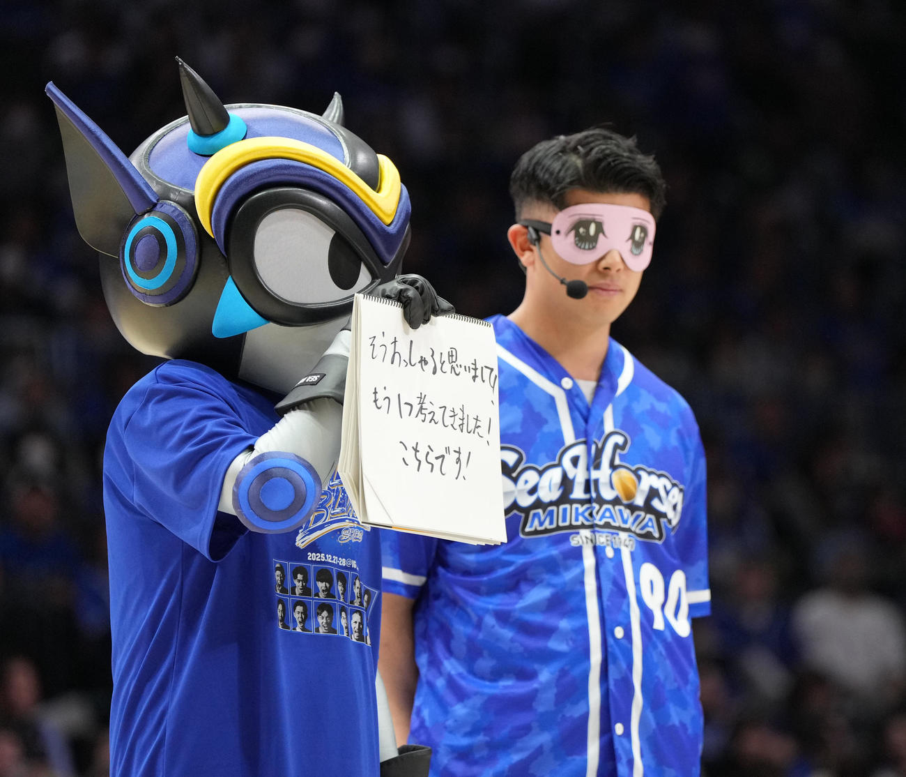 ハーフタイムで三河マスコットのタツヲ（左）と会場を盛り上げる松山（撮影・森本幸一）
