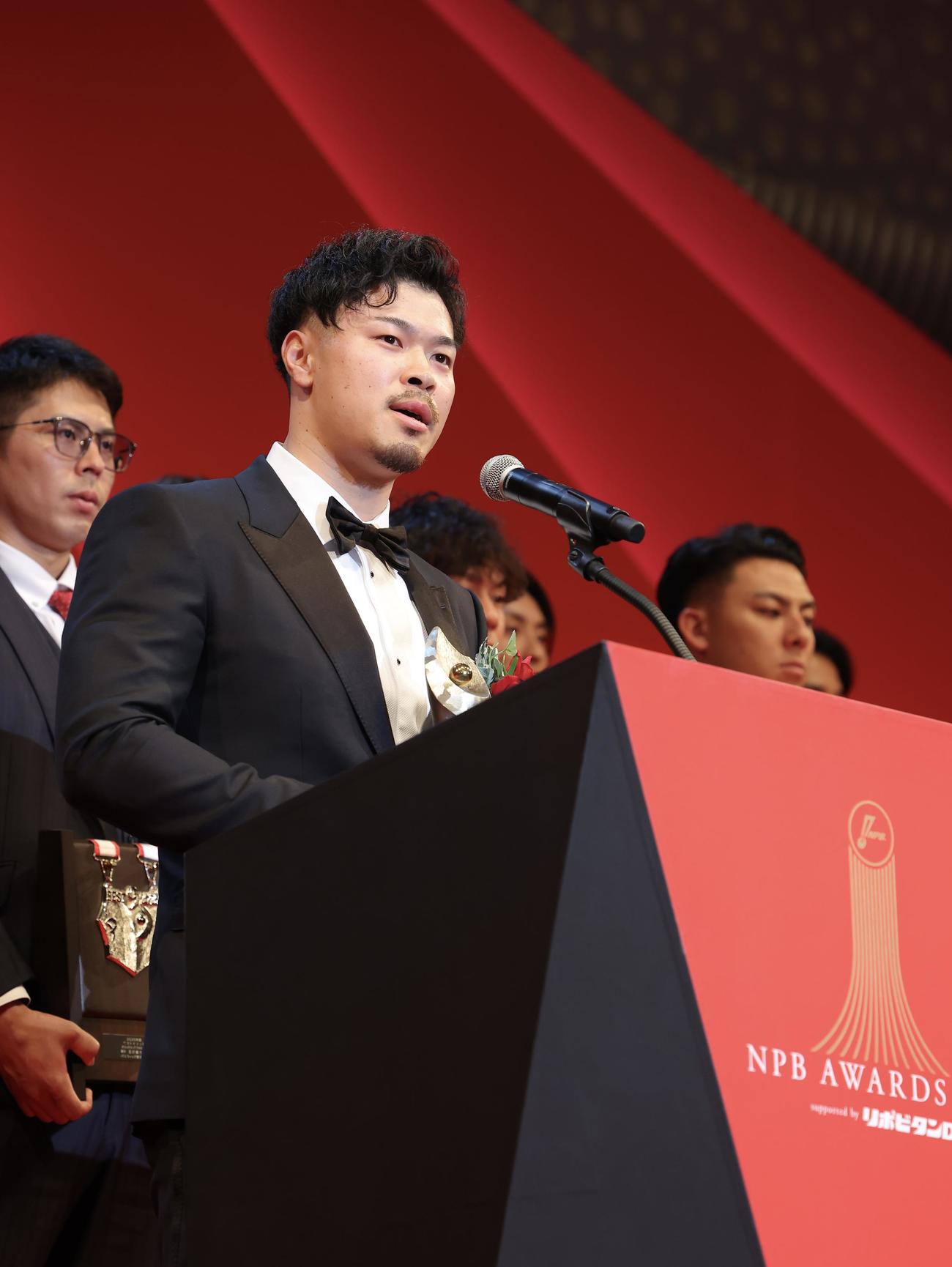 スピーチするセ・リーグ最優秀選手賞の阪神佐藤輝明