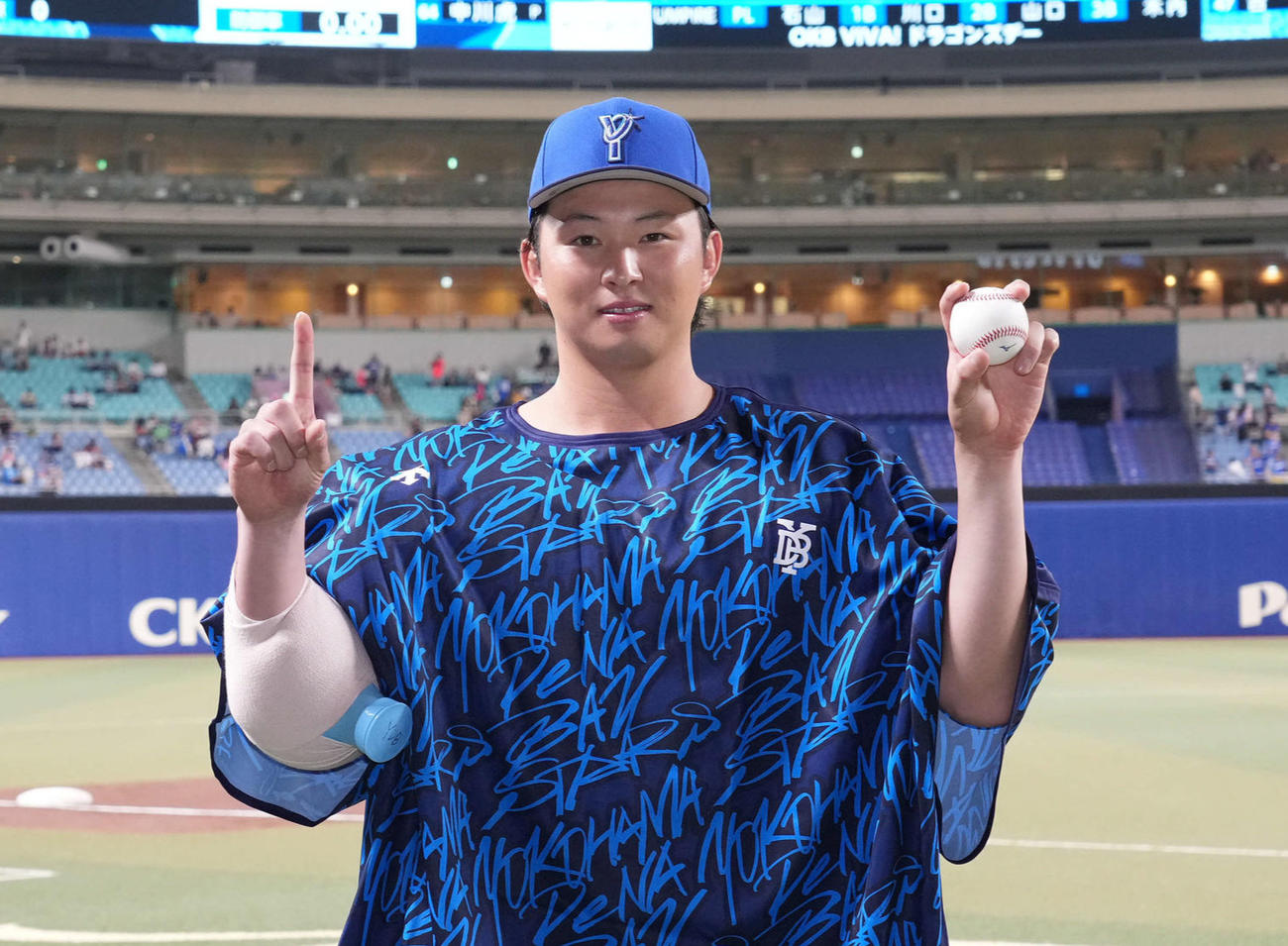 ヒーローインタビューを終え勝利球を手にポーズを決めるプロ初勝利の竹田祐