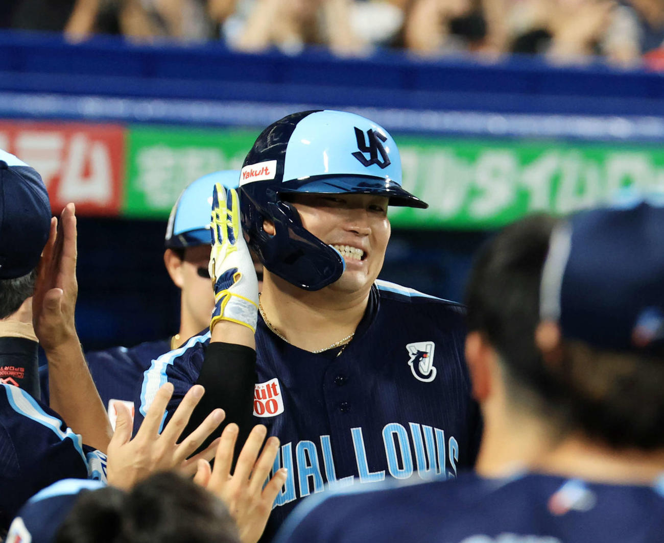 村上宗隆は中越え2点本塁打を放ち喜び合う