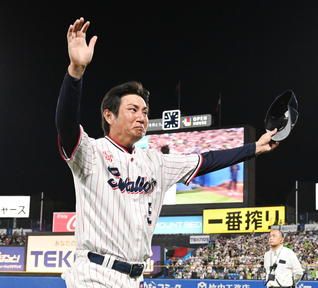 試合後、泣きそうな表情でファンにあいさつするヤクルト川端慎吾