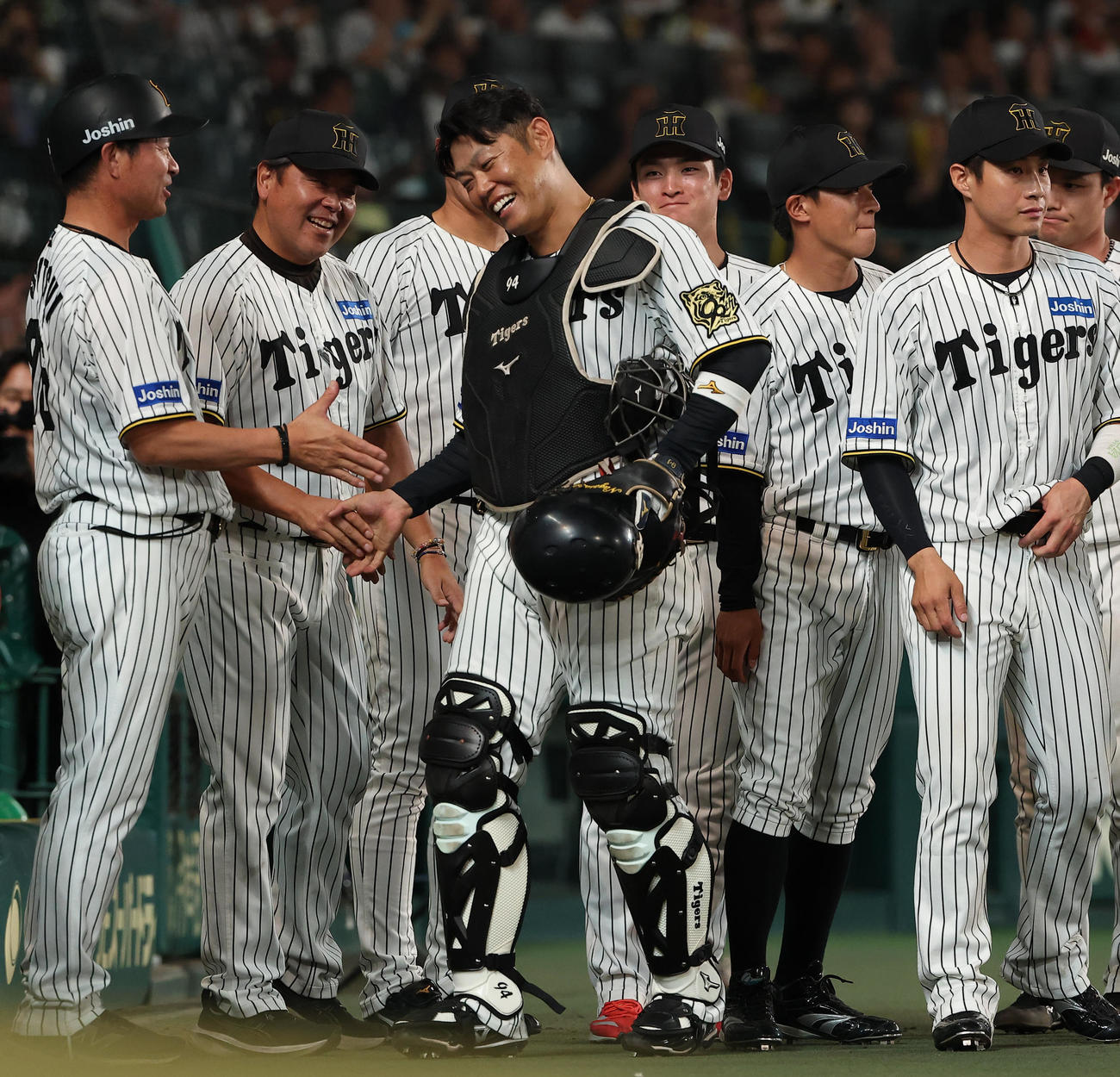 2025年10月2日、阪神対ヤクルト　　9回、捕手として出場した原口は笑顔で交代する