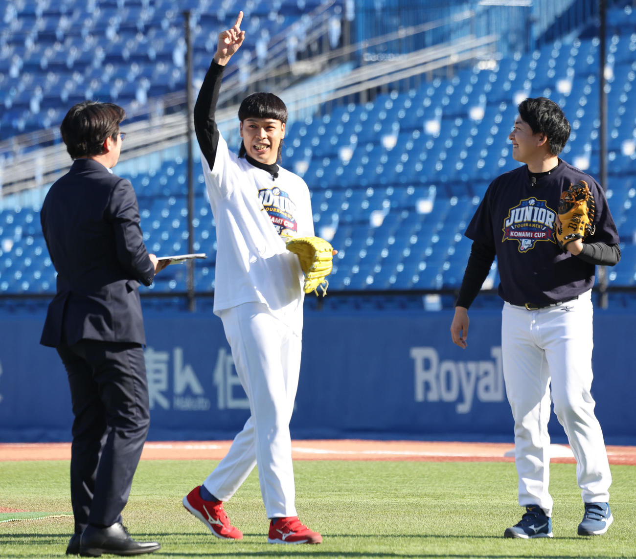 決勝戦を前にゲストとして登場したバッテリィズ（撮影・宇治久裕）