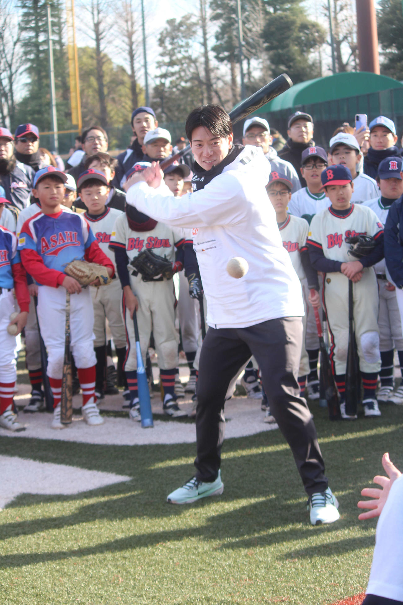 野球教室で講師を務めた松本は少年たちが見つめる前で打撃を披露