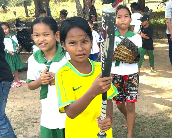 カンボジアで行われた佐賀アジアドリームズの野球教室（佐賀アジアドリームズ提供）