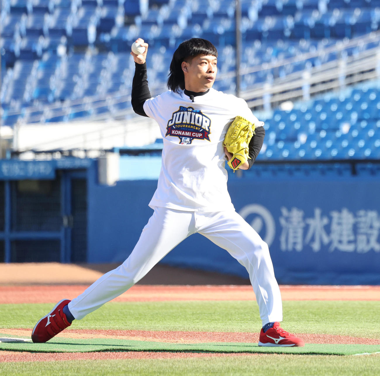 決勝戦を前にゲストとして登場し投球を披露したバッテリィズのエース（撮影・宇治久裕）