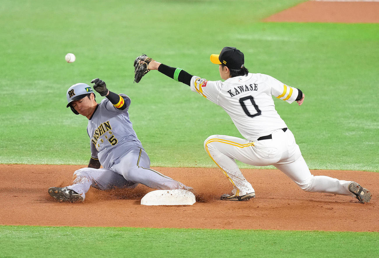 日本シリーズ第1戦の6回、盗塁に成功する近本光司