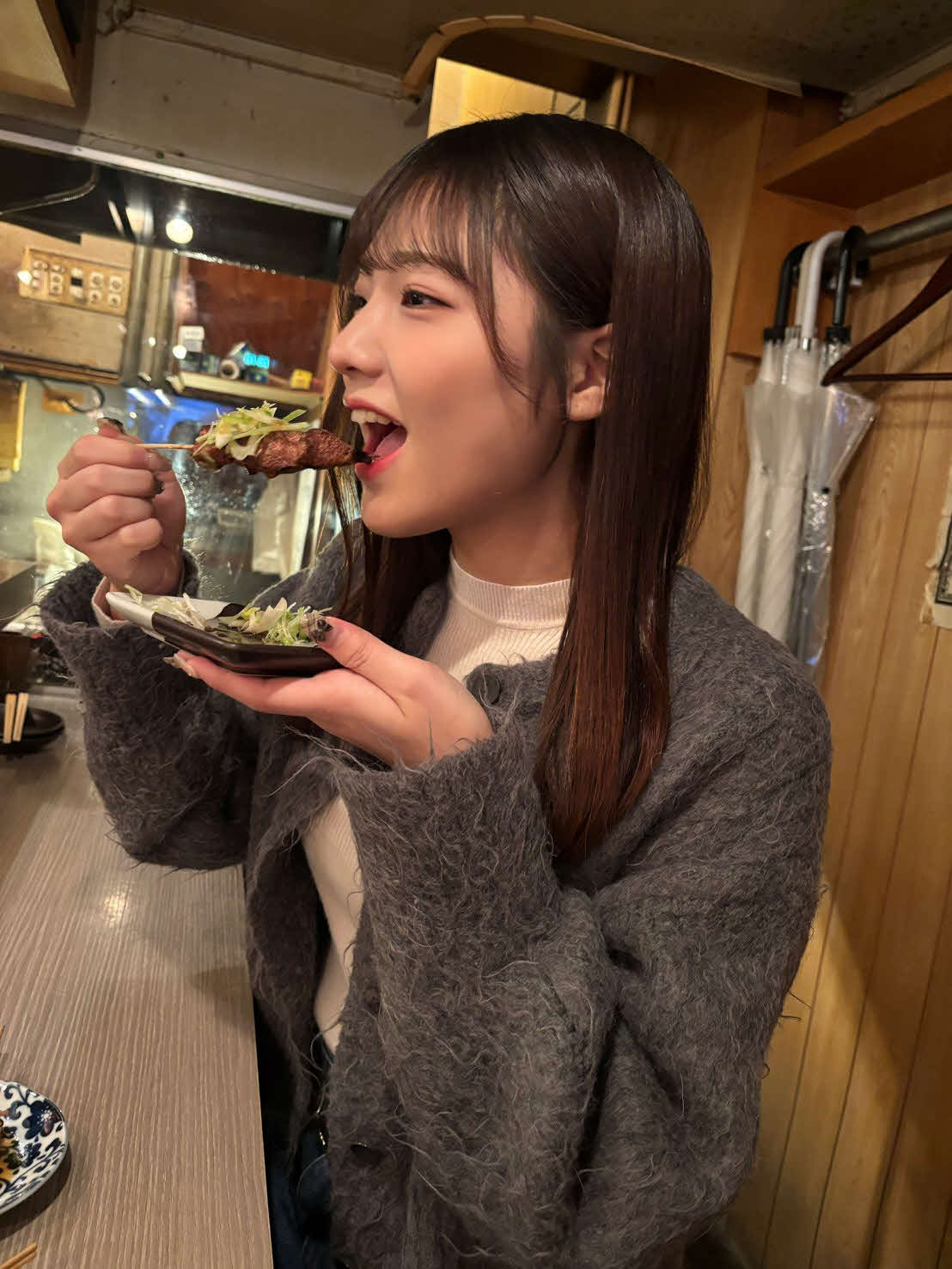 レバーを食べる工藤