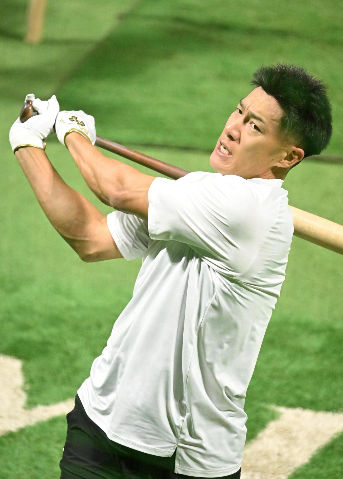 バットを振り込む柳田悠岐（2025年撮影）