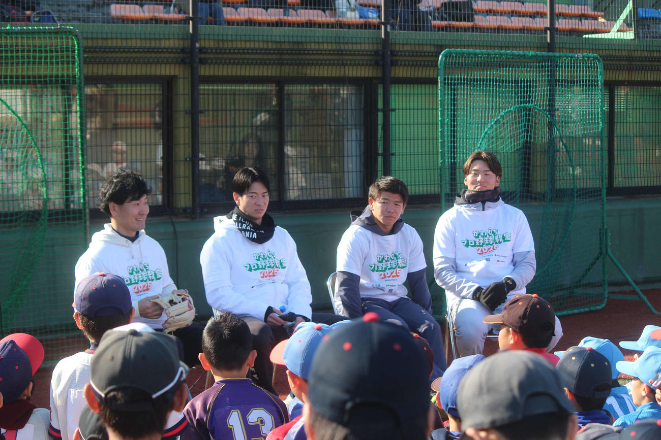 「かわぐちプロ野球教室」のトークショーで話す松本、並木、相原（左から2、3、4人目）