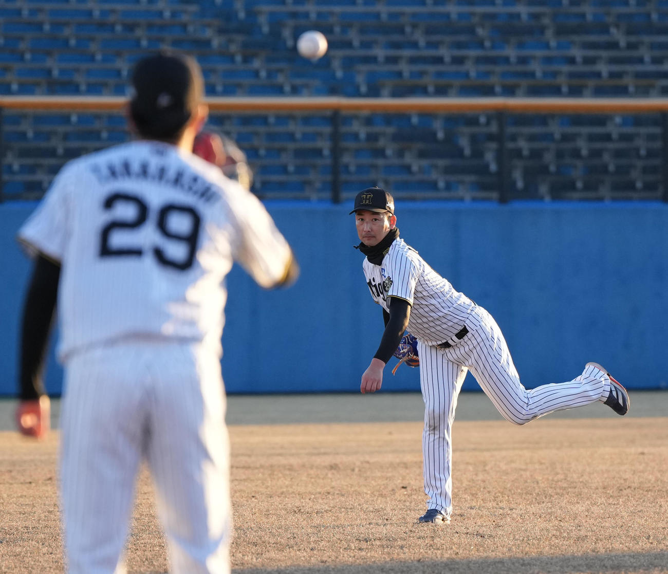 岩崎（右）はイベント終了後に高橋とキャッチボールをする（撮影・森本幸一）
