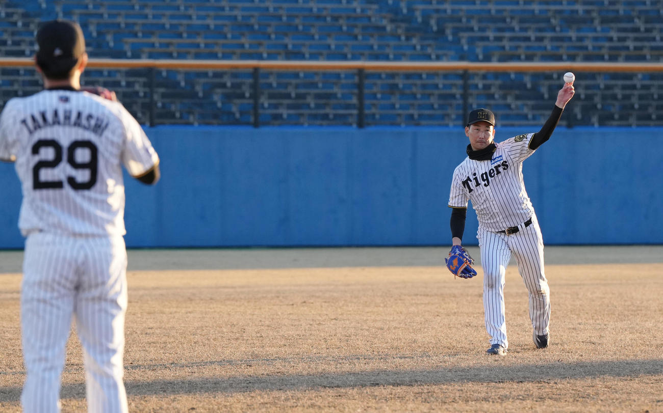 岩崎（右）はイベント終了後に高橋とキャッチボールをする（撮影・森本幸一）