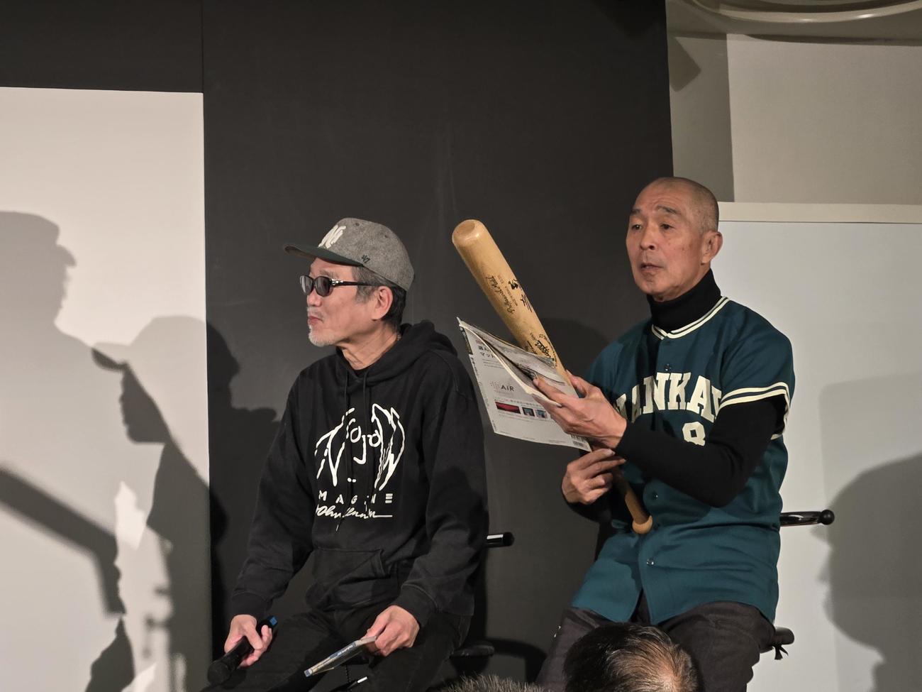 高島屋大阪店の「南海ホークス展」でファンと交流した右からOB河埜敬幸氏とシンガーの野本有流氏（撮影・寺尾博和）