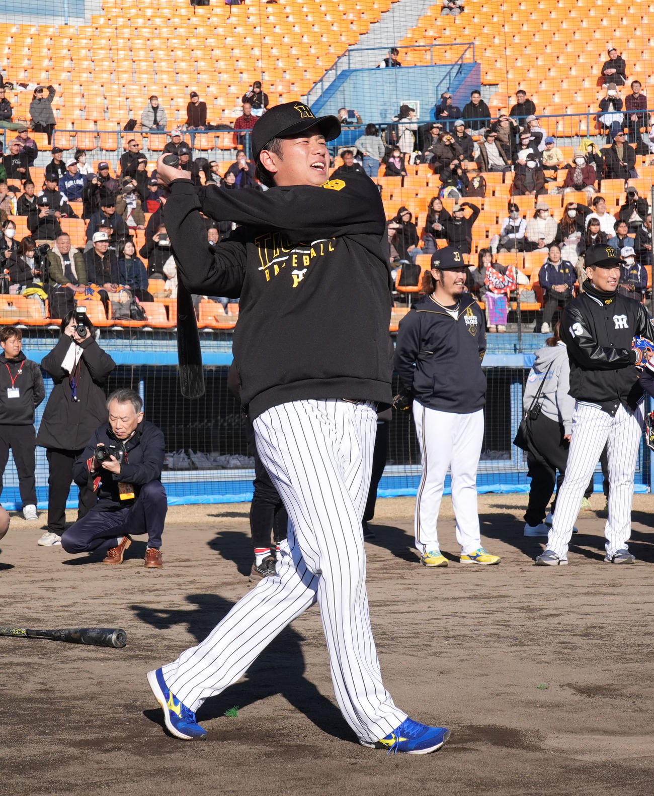 高橋は子どもたちの前で打撃を披露する（撮影・森本幸一）