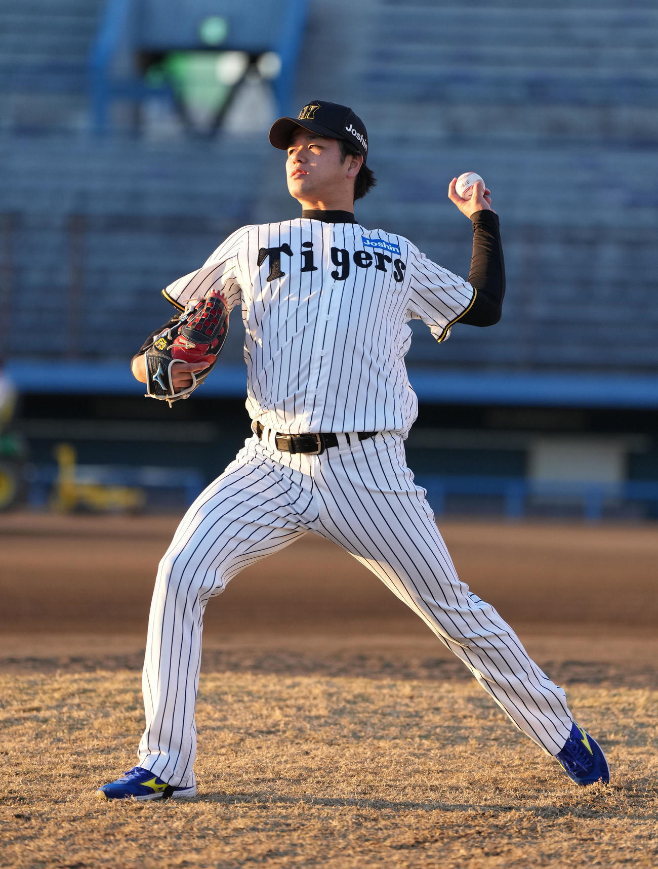 イベント終了後にキャッチボールをする高橋（撮影・森本幸一）