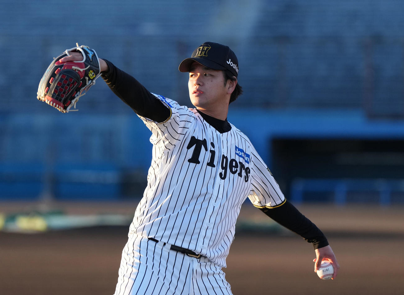イベント終了後にキャッチボールをする高橋（撮影・森本幸一）