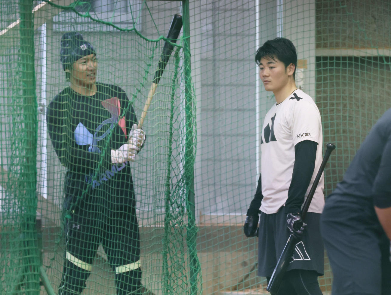 23年1月、ソフトバンク柳田と合同自主トレする日本ハム清宮幸（右）