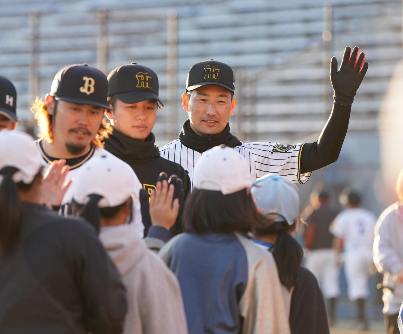 岩崎（奥・右）は子どもたちとタッチを交わす（撮影・森本幸一）