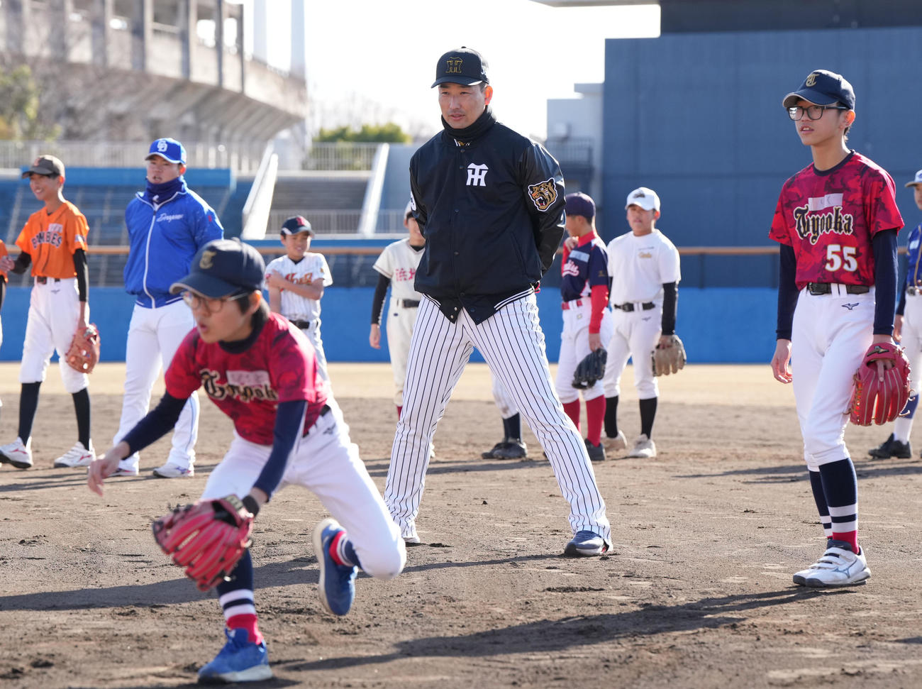岩崎（中央）は子どもたちの練習を見つめる（撮影・森本幸一）