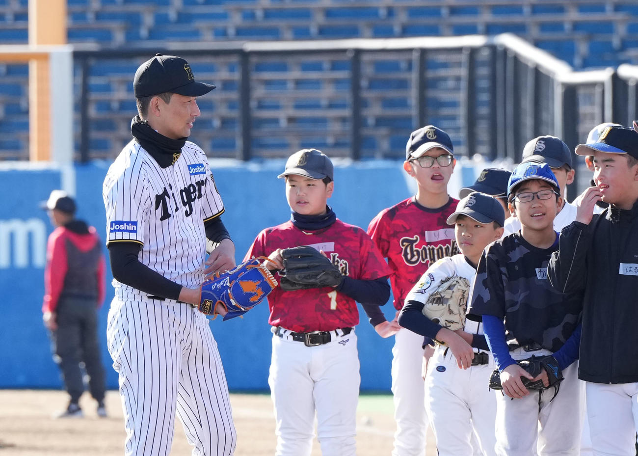 岩崎（左）は子どもたちへアドバイスをする（撮影・森本幸一）