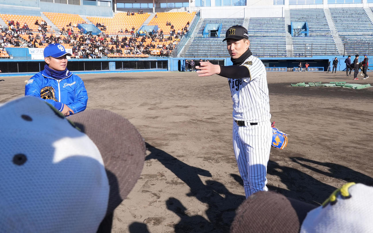 岩崎（右）は子どもたちへアドバイスをする（撮影・森本幸一）