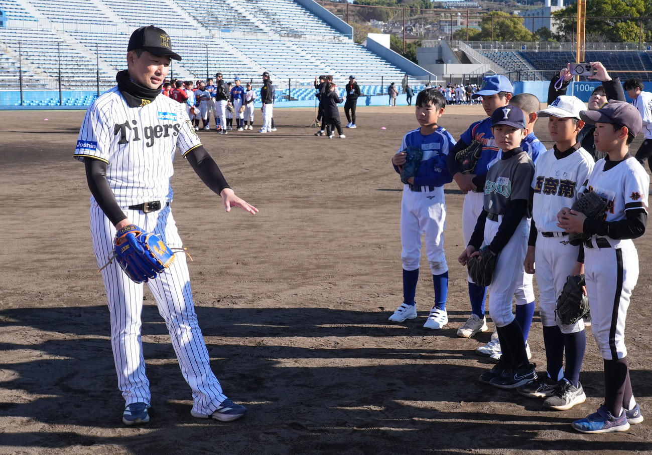 岩崎（左）は子どもたちへアドバイスをする（撮影・森本幸一）