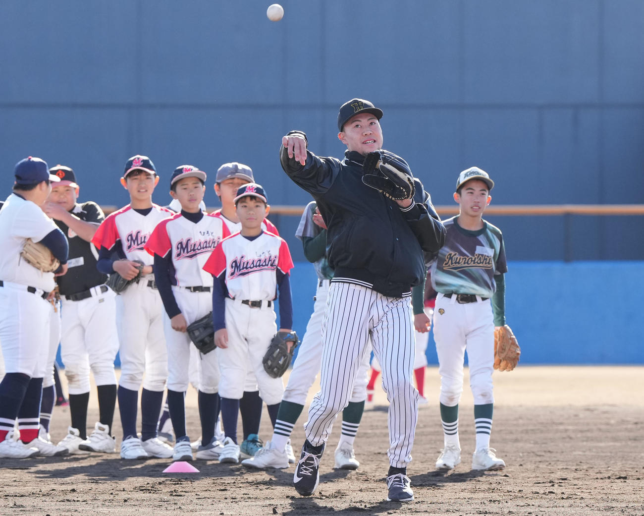 佐野（右から2人目）は子どもたちへ手本を見せる（撮影・森本幸一）