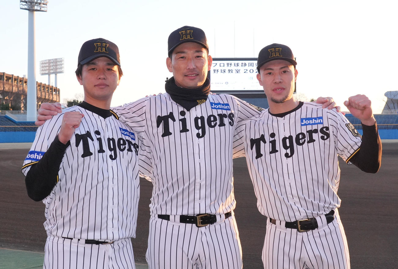 イベント終了後、ポーズを決める左から高橋、岩崎、佐野（撮影・森本幸一）