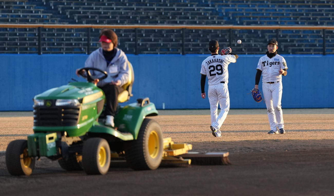 イベント終了後にキャッチボールを行った右から岩崎と高橋（撮影・森本幸一）