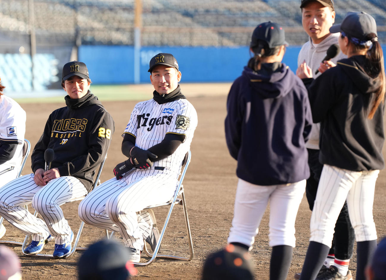 岩崎（奥・左から2人目）は子どもたちの質問に答える（撮影・森本幸一）